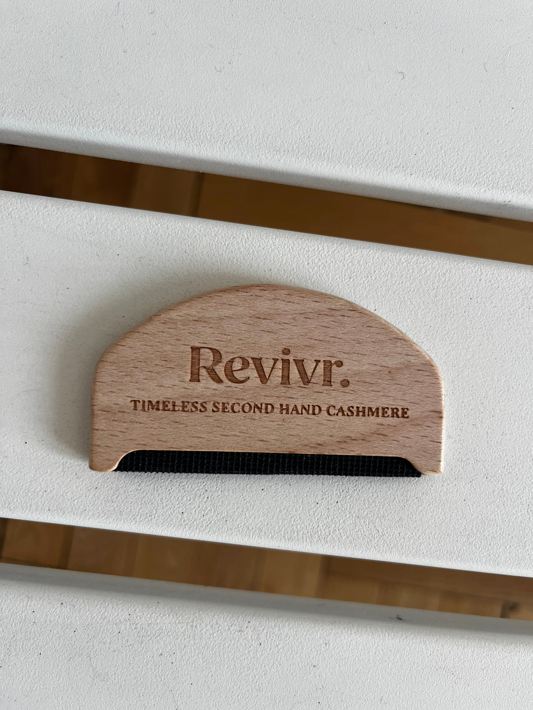 Peigne à cachemire en bois gravé Revivr. « Timeless Second Hand Cashmere »