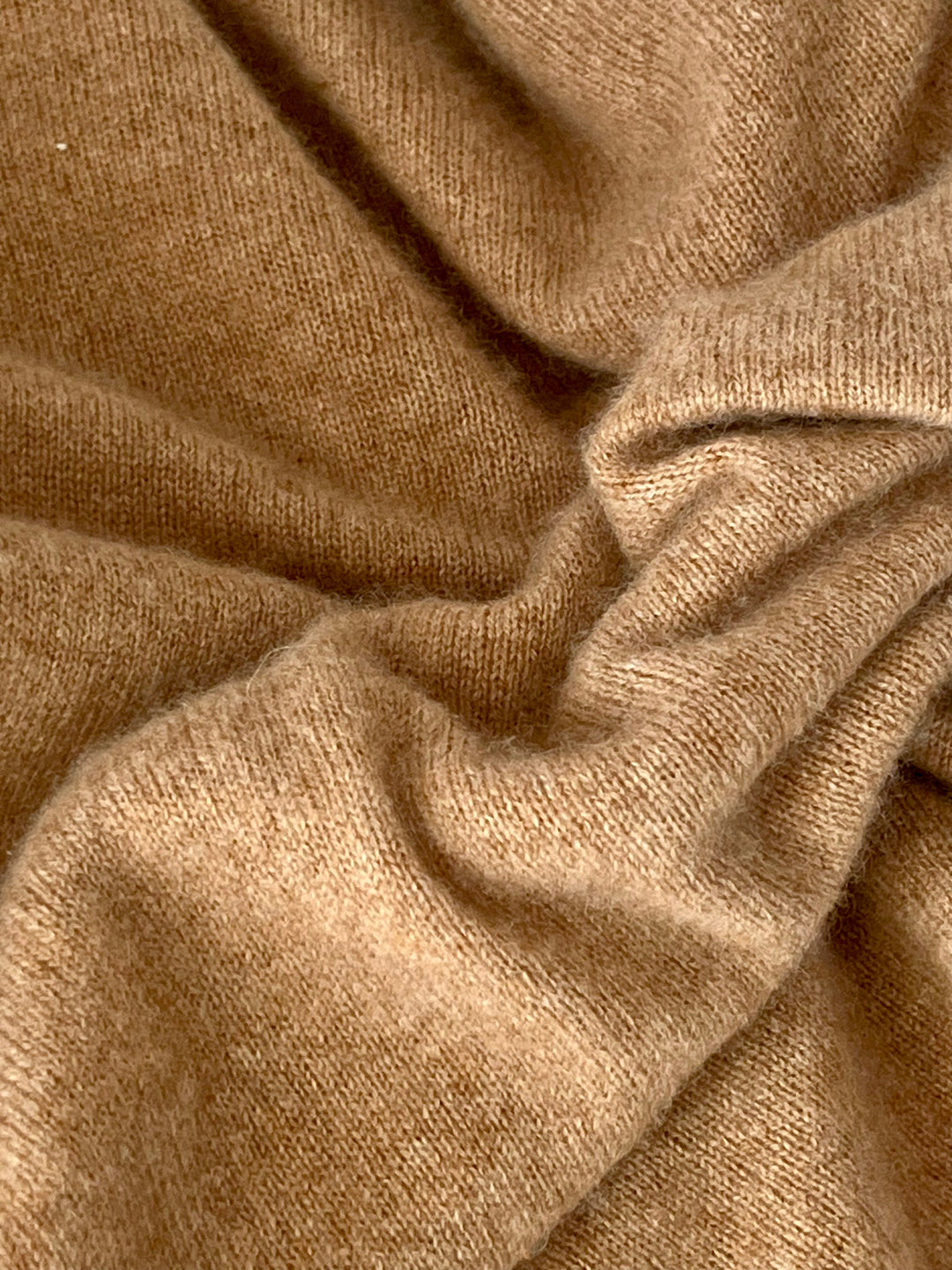 Gros plan sur une maille de cachemire camel drapée